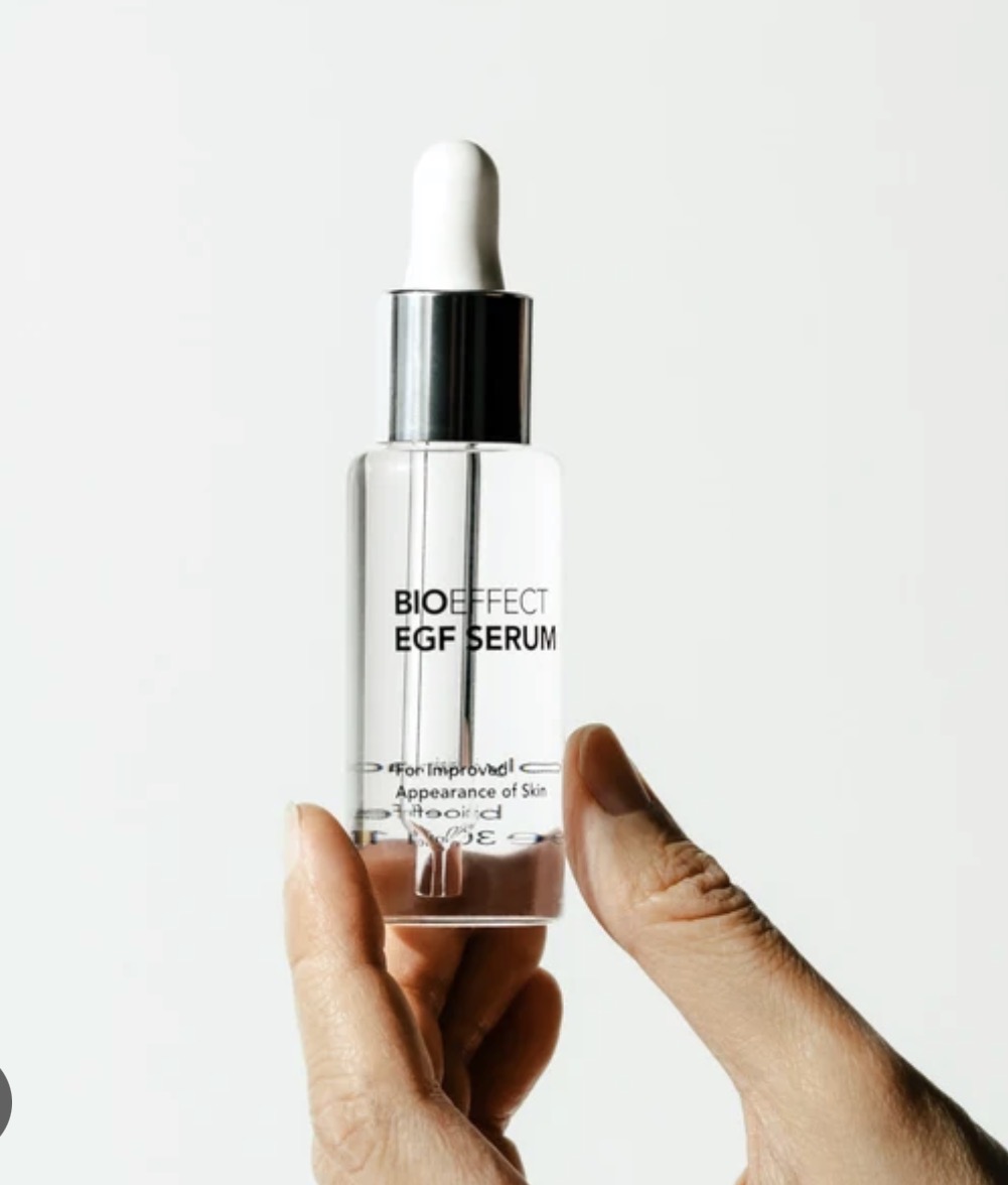 En hånd der holder BIOEFFECT EGF Serum hos Lora Lounge